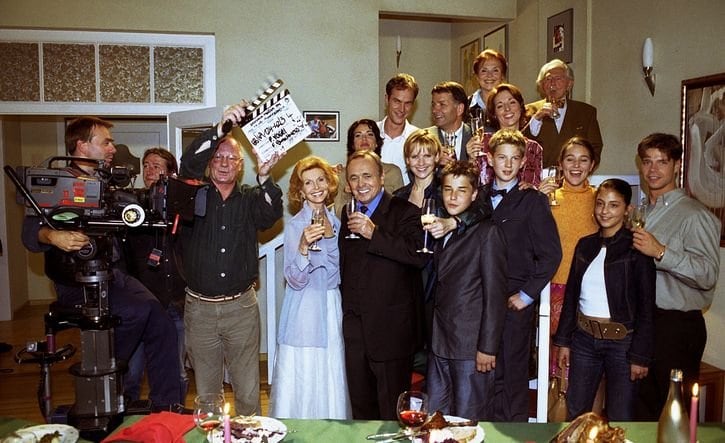 Das Team von „In aller Freundschaft“ am 18.6.2001, darunter Jutta Kammann (3. v. l.), Dieter Bellmann (4. v. l.), Andrea Kathrin Loewig (M.), Arzu Bazman (2. v. r).