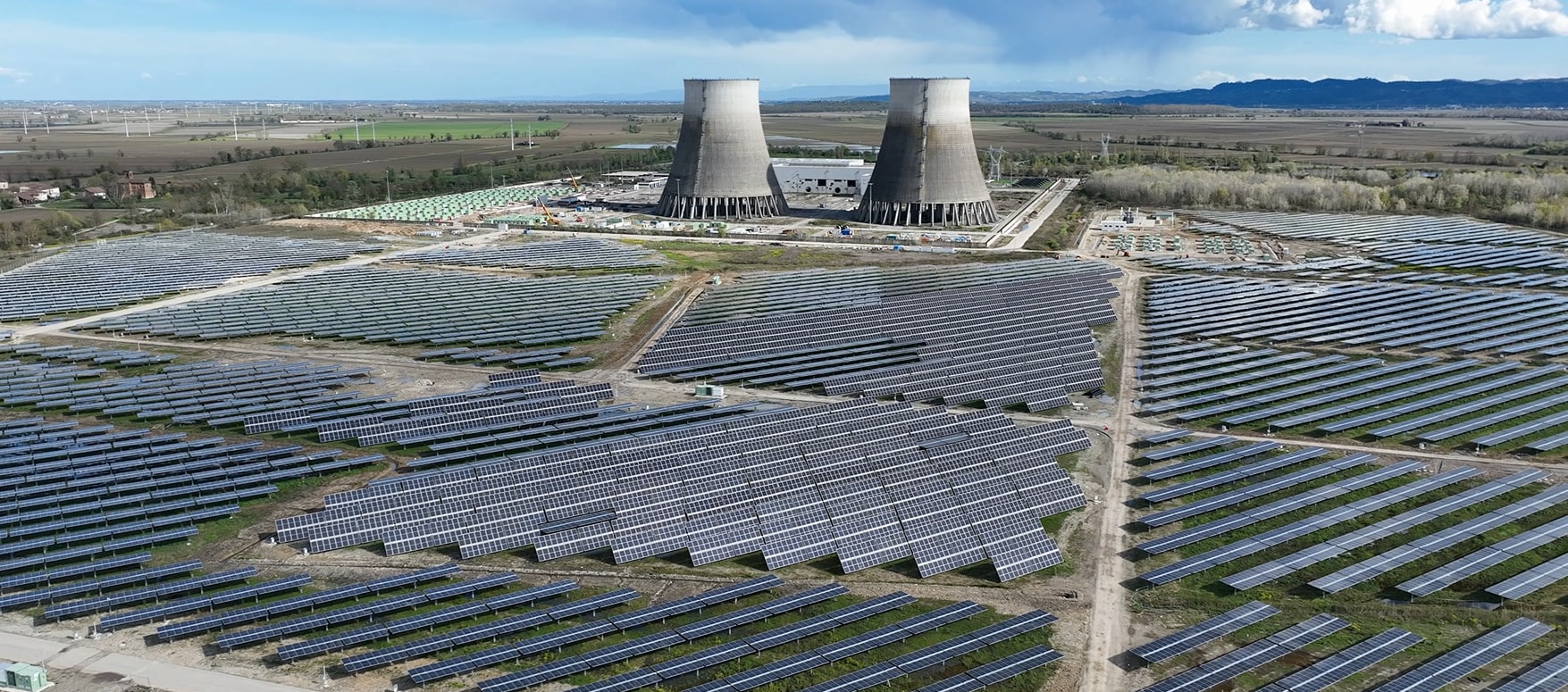 Ein Solarpark auf dem Gelände des ehemaligen Kernkraftwerks Trino (Italien) zwischen Mailand und Turin
