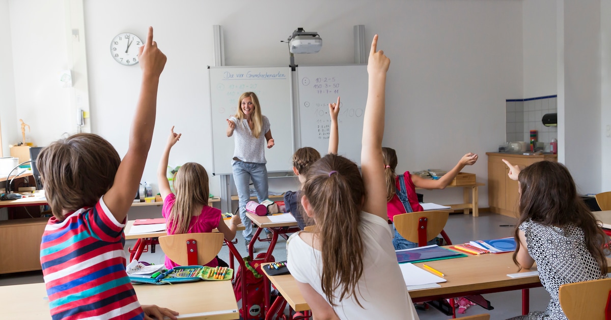 School life at its limit: Teacher looks after 100 students ...
