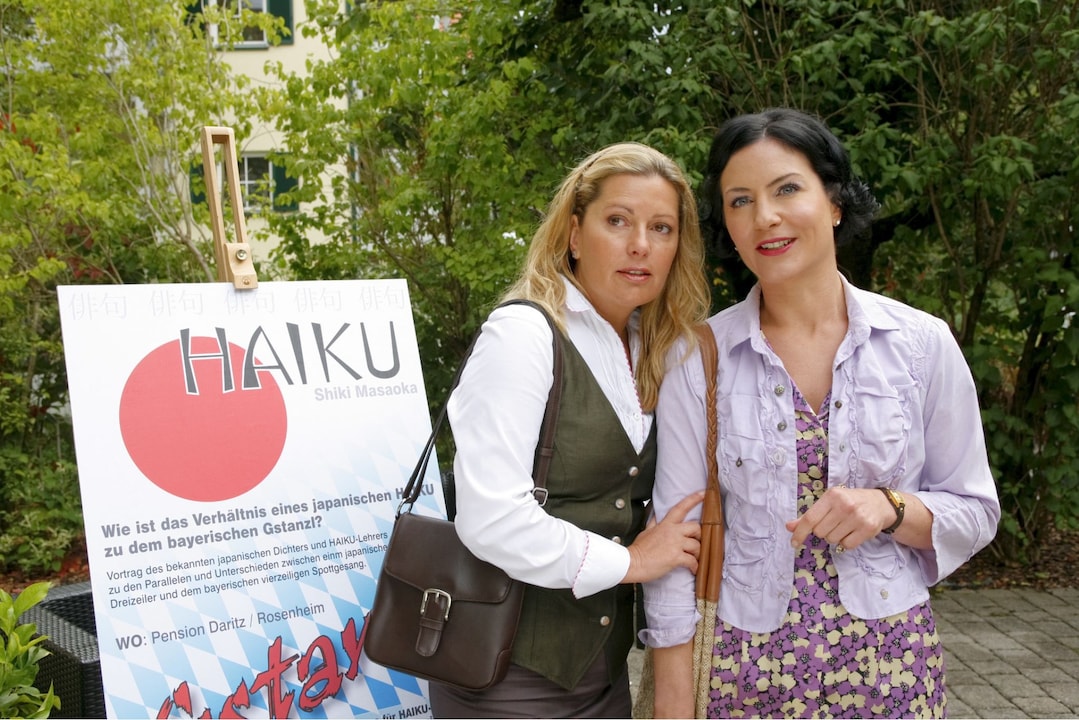 Marie (Karin Thaler, l.) und Sekretärin Miriam Stockl (Marisa Burger, r.)