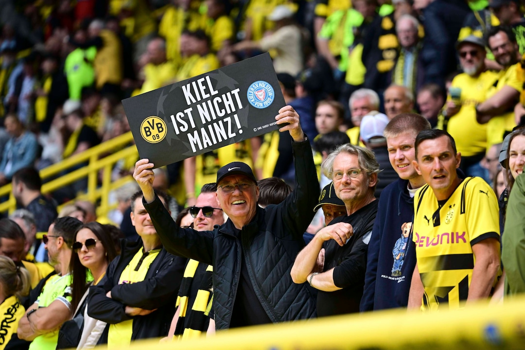 Um torcedor do BVB com uma mensagem clara para a equipe