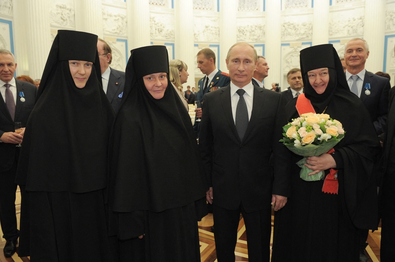 Rusya Devlet Başkanı Vladimir Putin Rus rahibelerle poz veriyor