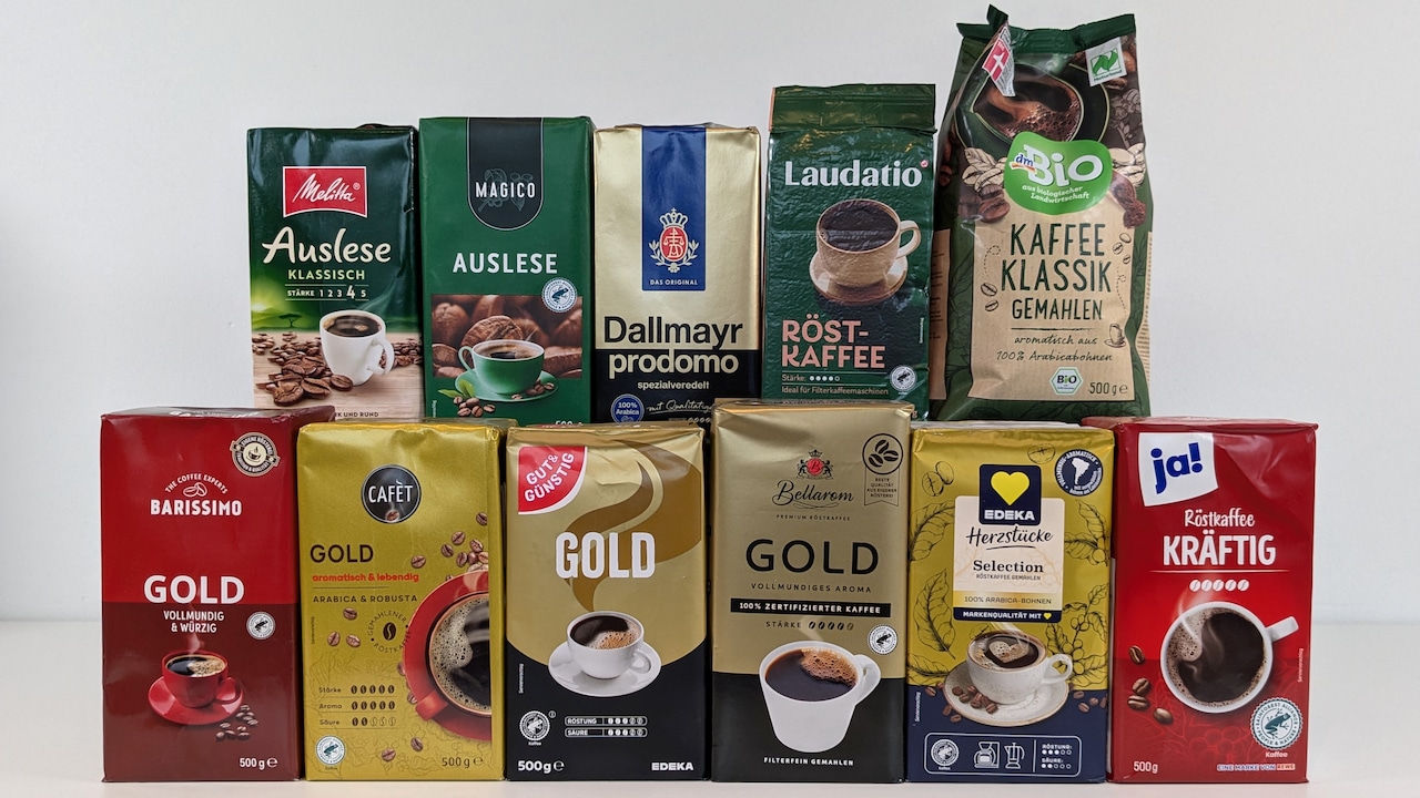 Elf abgepackte Kaffeesorten stehen in zwei Reihen übereinander.