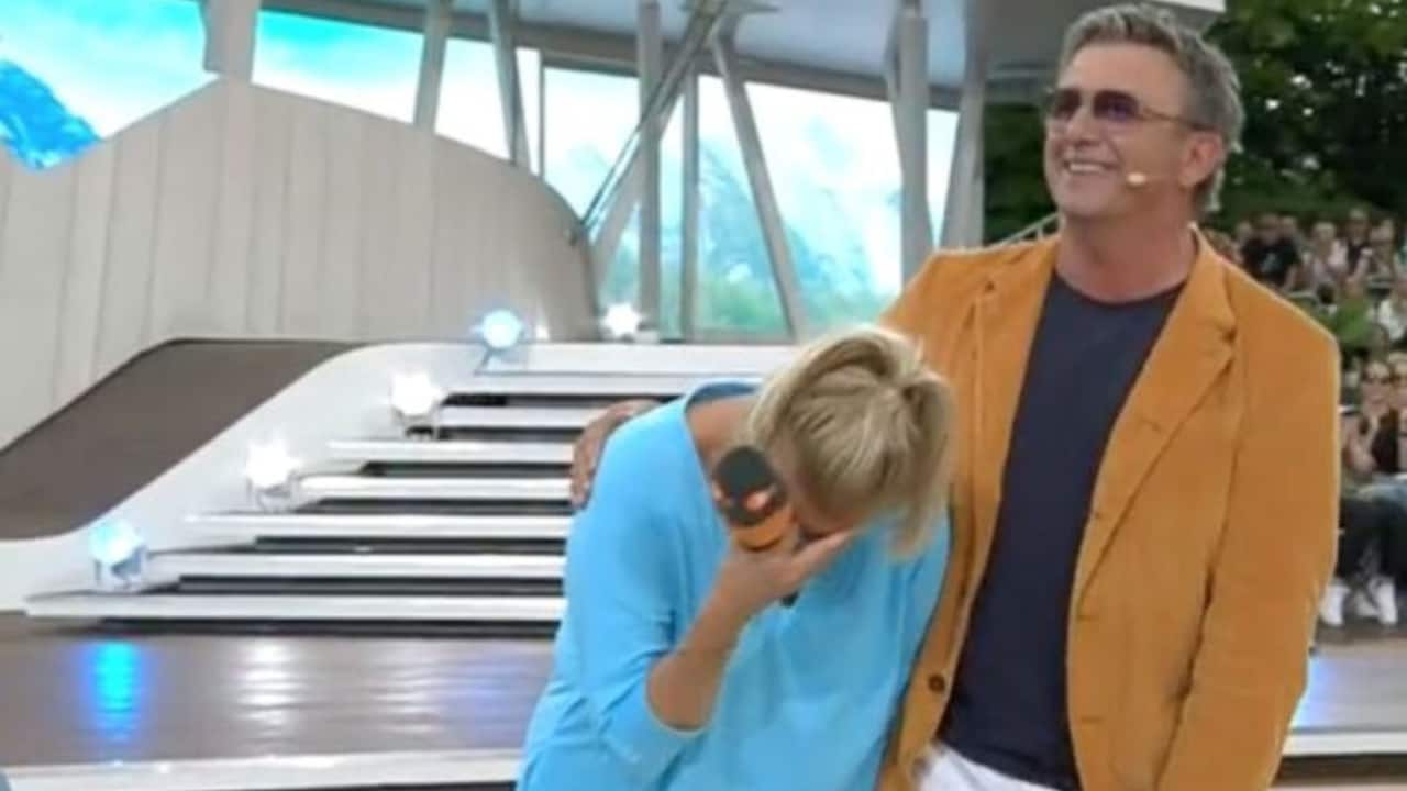 Geschenk geht nach hinten los – Kiwi ist entsetzt über Fallschirmsprung mit Hans Sigl.