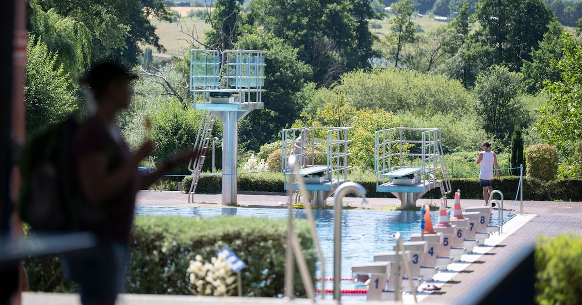 Acht Mädchen in Freibad sexuell belästigt - Bürgermeister zieht erste ...