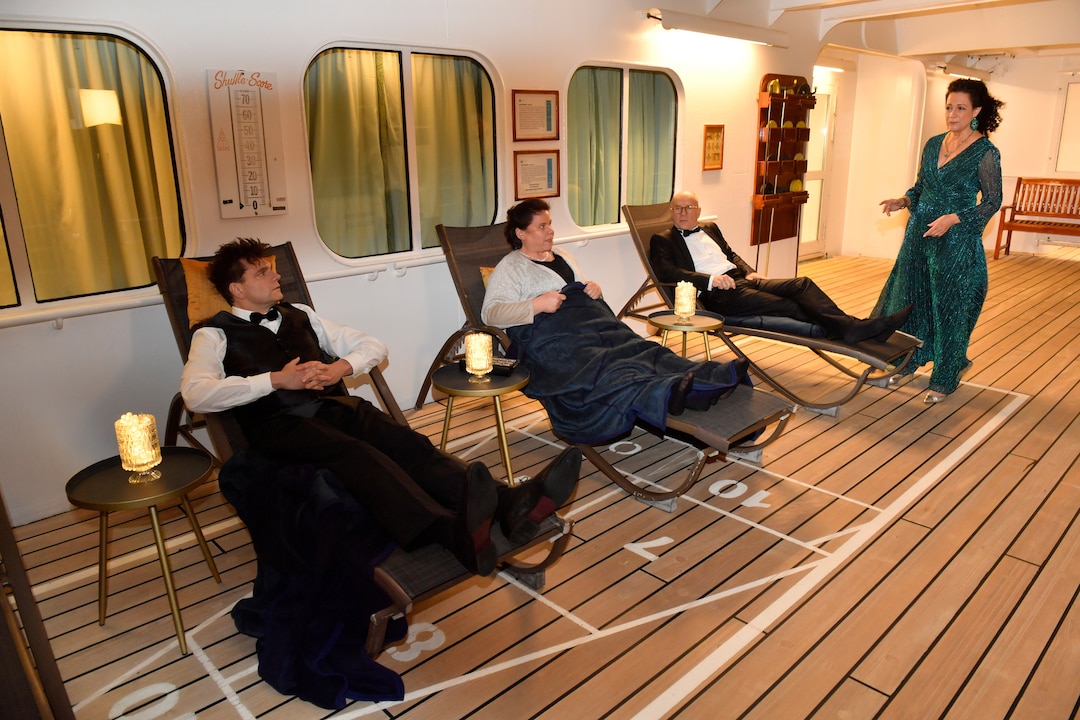 Hanna Liebhold (Barbara Wussow, r.) sorgt sich um zwei Passagiere und einen Kellner des