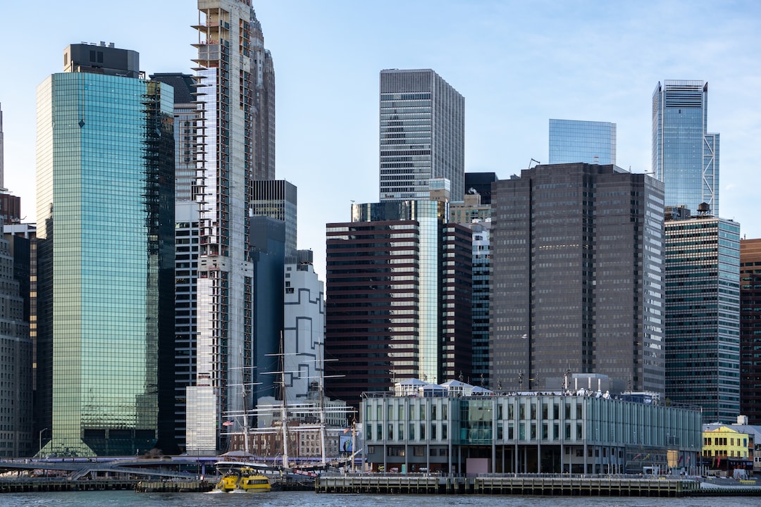 Hoje: Manhattan: Água em edifícios de alto nível e áreas verdes: muitas pessoas e benefícios urbanos. Mas os trabalhadores do porto tiveram que se mudar e encontrar novos empregos.