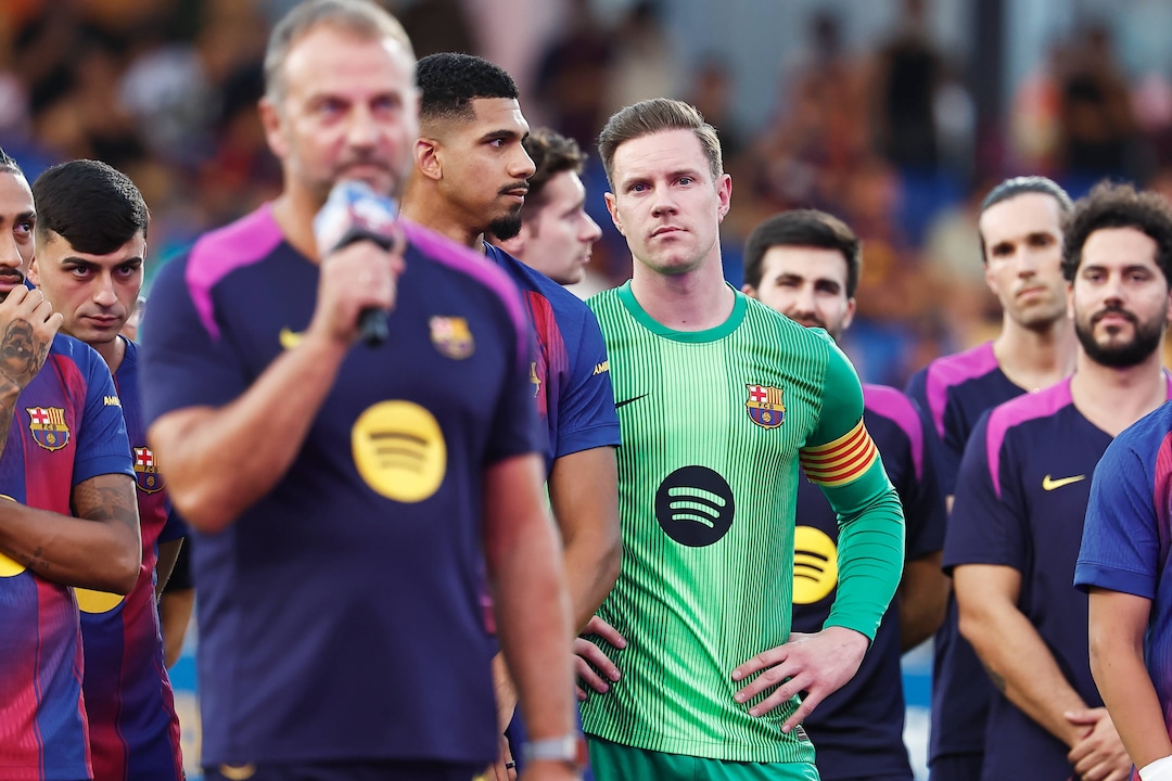 Hansi Flick konuşuyor, Stegen dinliyor