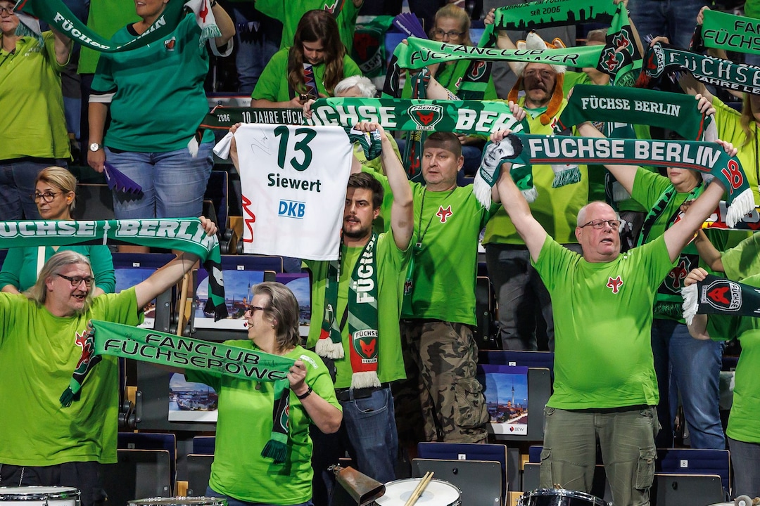 Fans der Berliner Füchse zeigen ein Trikot mit dem Namen Siewert.