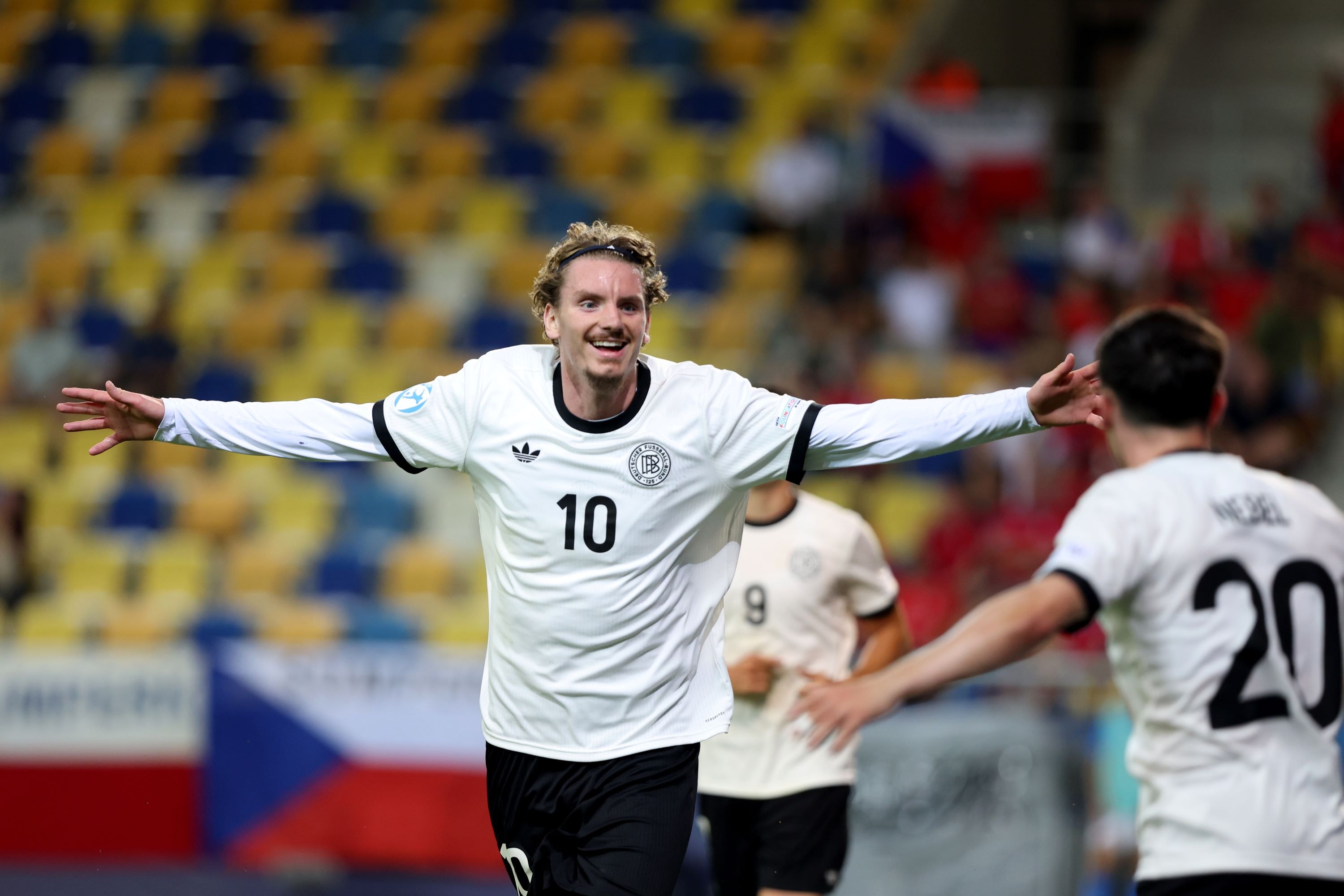 Nick Woltemade celebra su gol para poner el 0-3
