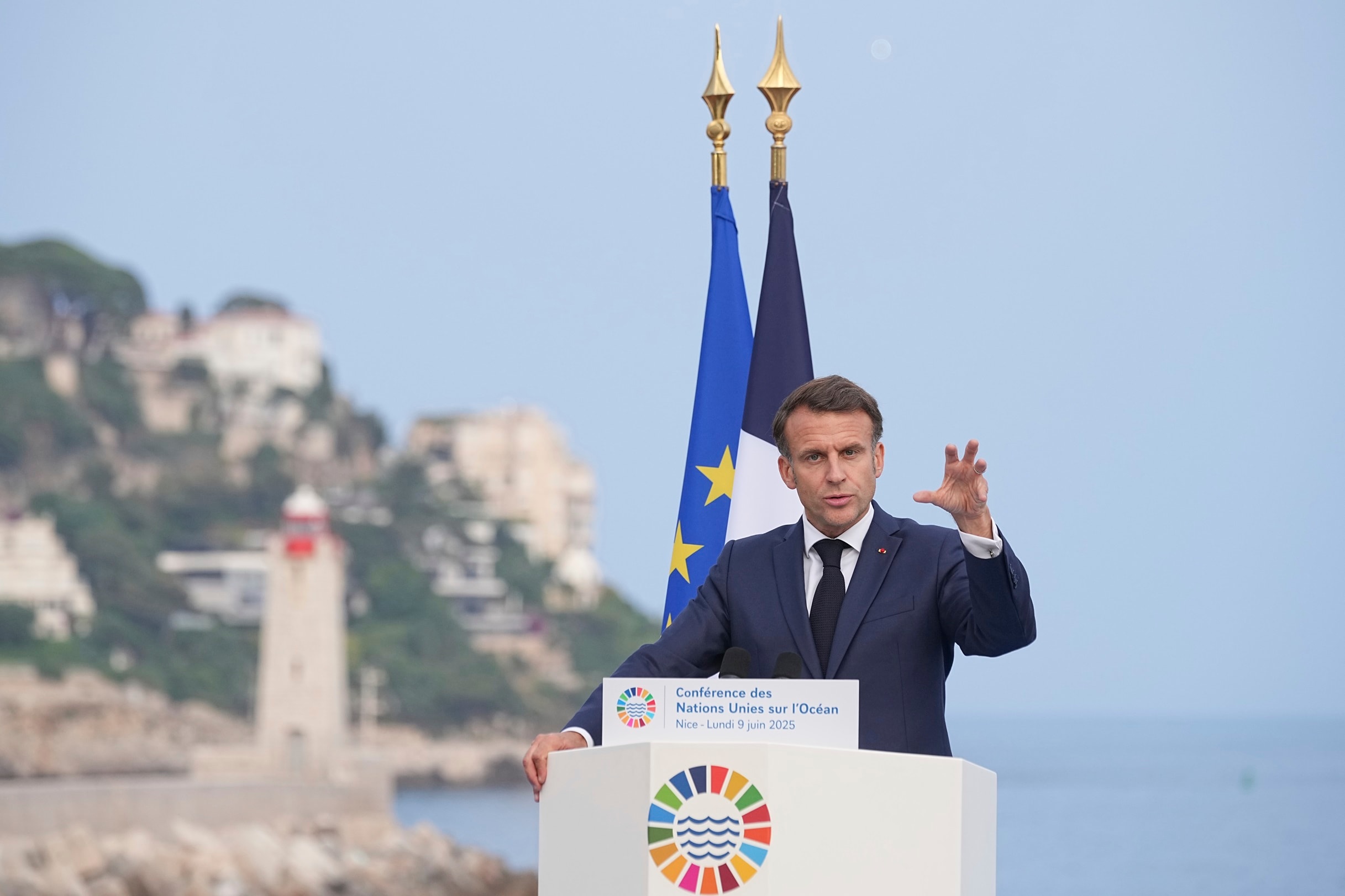 Mit Blick aufs Meer: Der französische Präsident Emmanuel Macron bei seiner Rede auf der UN-Ozeankonferenz in Nizza