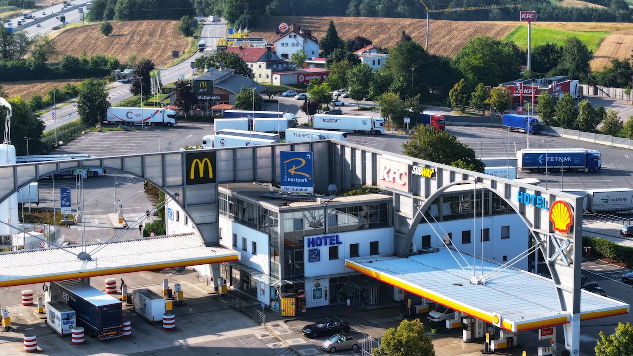 Em paragens de camiões localizadas um pouco afastadas da auto-estrada, o reabastecimento e a alimentação são muitas vezes mais baratos do que nas áreas de descanso directamente na auto-estrada