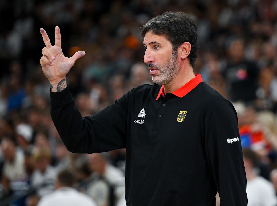 L'allenatore della nazionale tedesca di pallacanestro Alex Mumbru salterà l'inizio del campionato europeo a causa di una malattia.