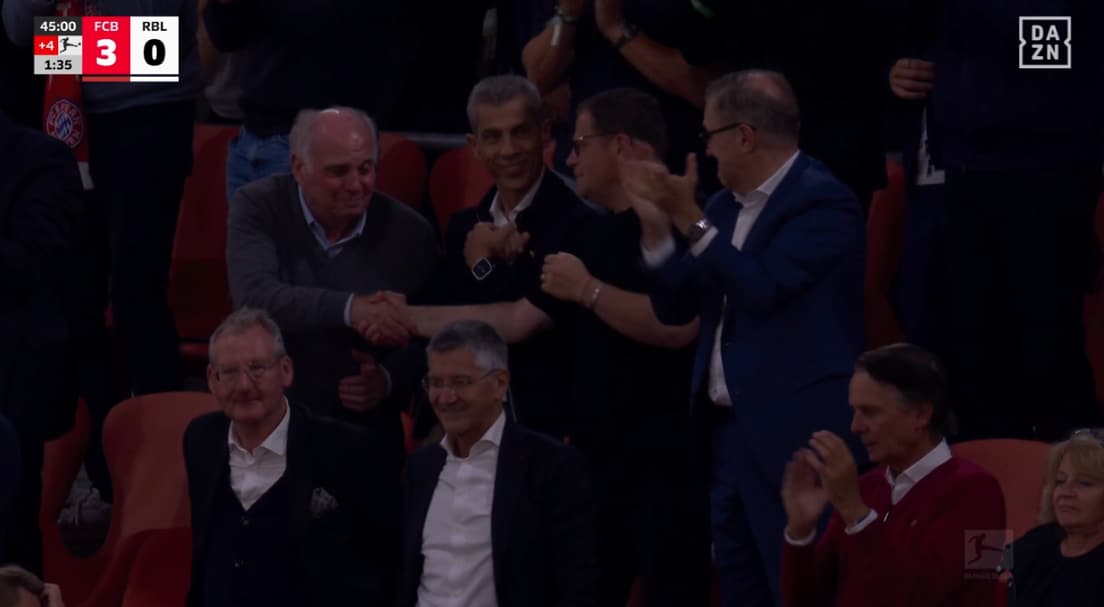 O aperto de mão entre Uli Hoeneß e Max Eberl em Dazn.