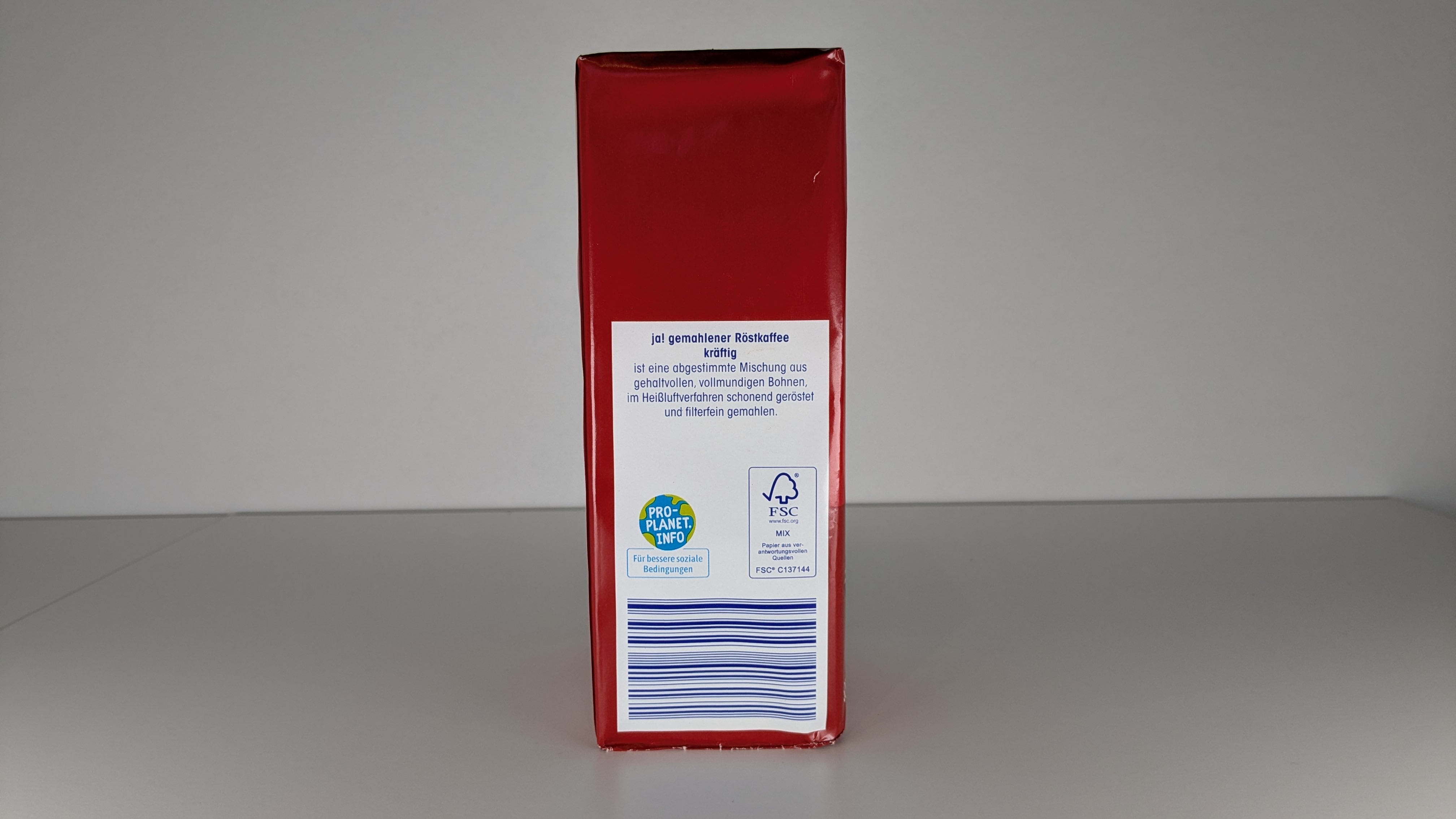 Ja! Röstkaffee Kräftig (REWE) 500 Gramm von der Seite.