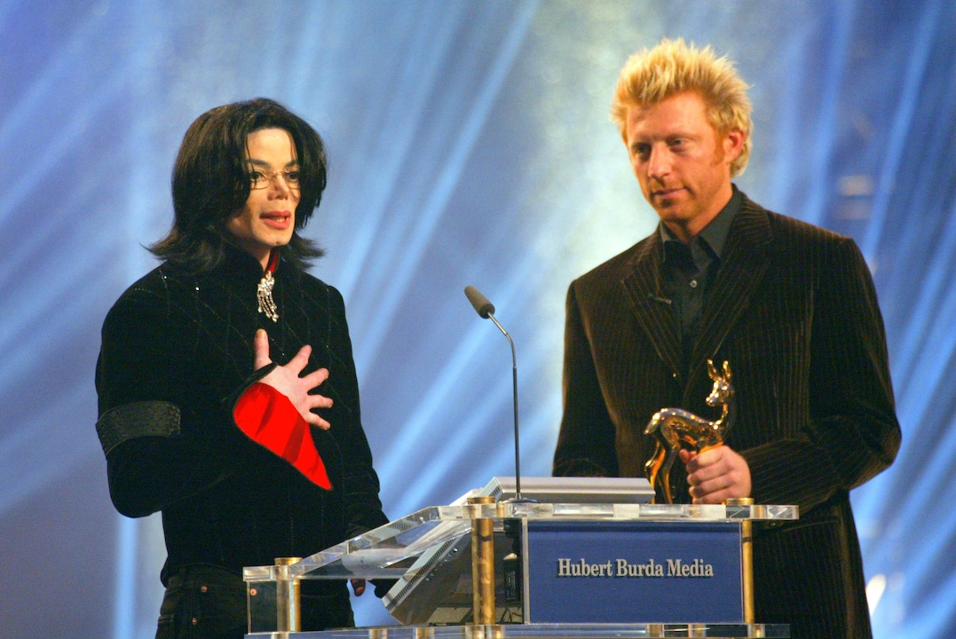 Popstar Michael Jackson und sein Laudator Boris Becker bei der 54. Bambi-Verleihung 2002 in Berlin.