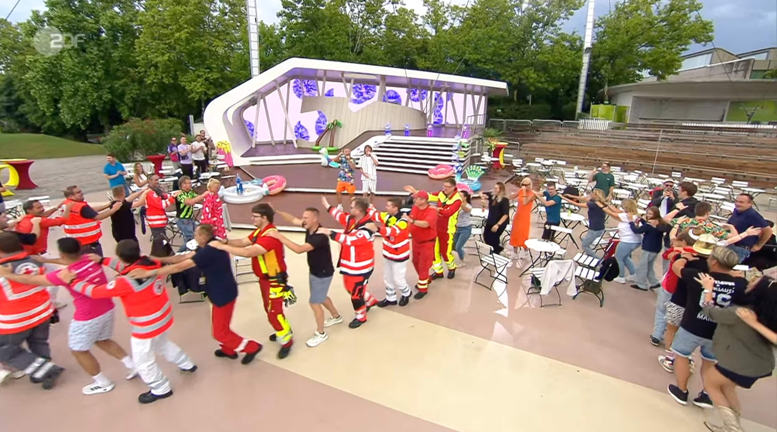 Im Fernsehgarten feiern jetzt die Rettungskräfte.