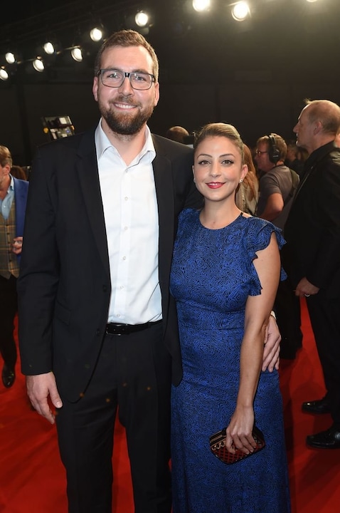 Mit ihrem Partner Simon, 41, ist Arzu seit zehn Jahren glücklich. Hier 2016 bei der Goldenen Henne in Leipzig, einem ihrer seltenen Auftritte als Paar