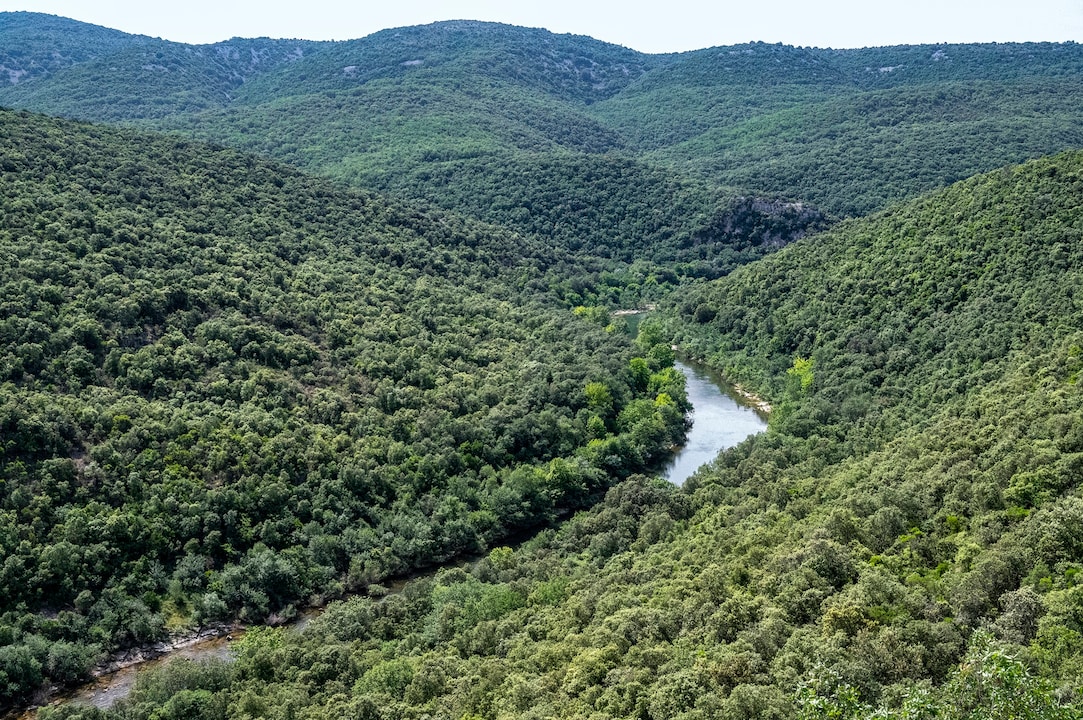 Het dorp Saint-Guilhem-le-Désert trekt jaarlijks zo'n 800.000 bezoekers, maar de inwoners betalen daar een hoge prijs voor.