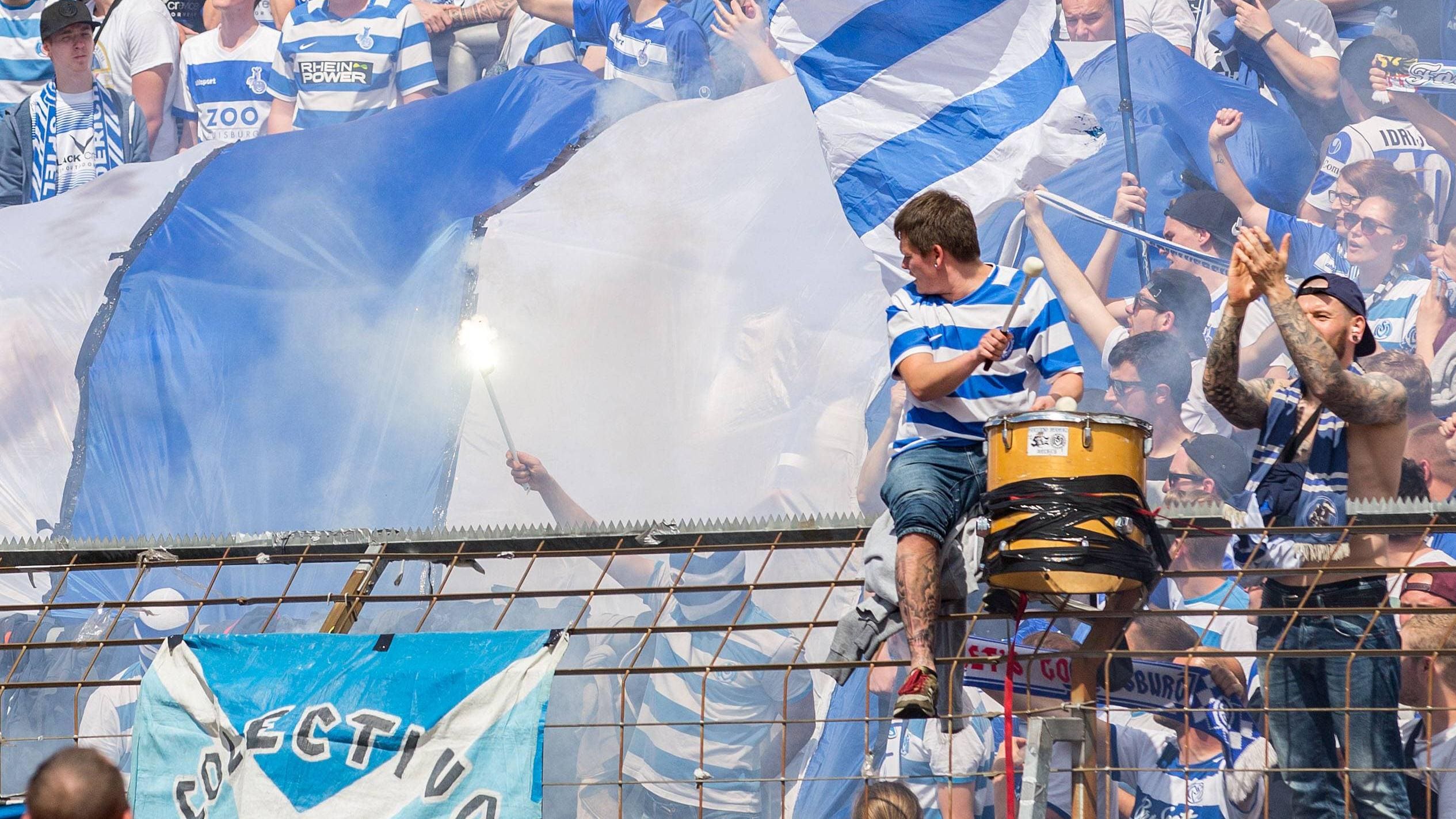 Die dritte Halbzeit beim Fußball ist mehr als nur ein Begriff - sie ist ein soziales Phänomen. Erfahren Sie, warum diese Tradition so beliebt ist, welche Rituale dazugehören und wie sie auch abseits des Spielfelds eine wichtige Rolle spielt. … <a href="https://praxistipps.focus.de/dritte-halbzeit-beim-fussball-das-ist-die-bedeutung_187787"> ... mehr</a>