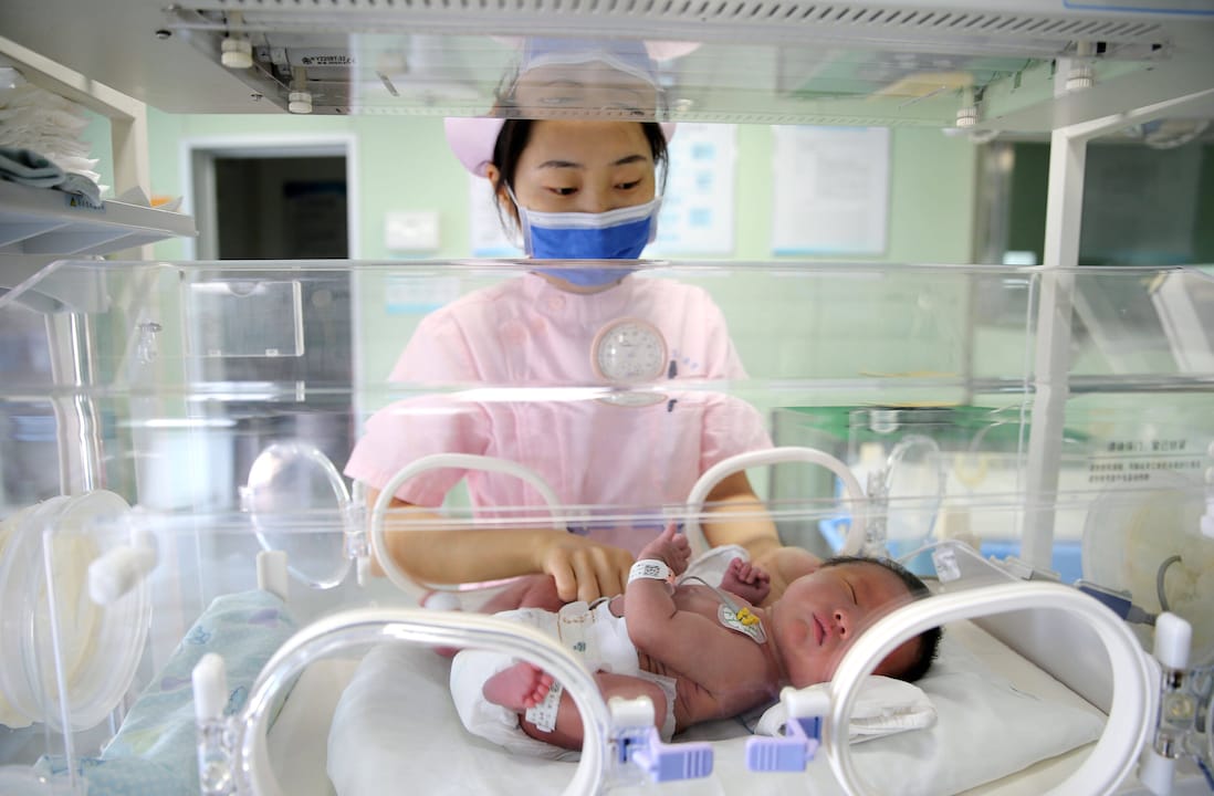 In China werden in 2024 ongeveer 9,54 miljoen kinderen geboren, volgens officiële cijfers van het Nationaal Bureau voor de Statistiek (NBS) en.wikipedia.org +8 globaltimes.cn +8 en-cyd.youth.cn +8. Dit is een stijging ten opzichte van 2023, toen er ongeveer 9,02 miljoen kinderen werden geboren.