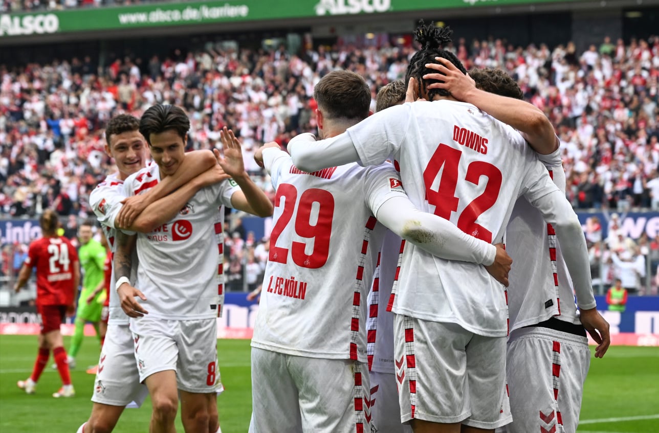 I professionisti dell'1. FC Köln festeggiano contro il Kaiserslautern