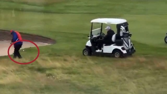 Achten Sie mal darauf, was Trumps Assistent da mit dem Golfball macht