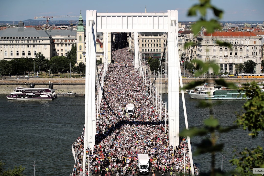 LGPTQ-Parade auf einer der Donaubrücke in Budapest.