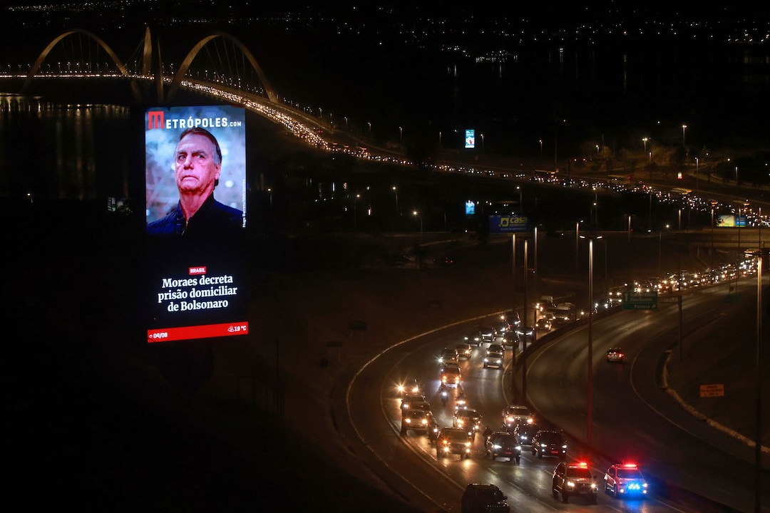 Apoiadores do ex-presidente Jair Bolsonaro protestam em caravana