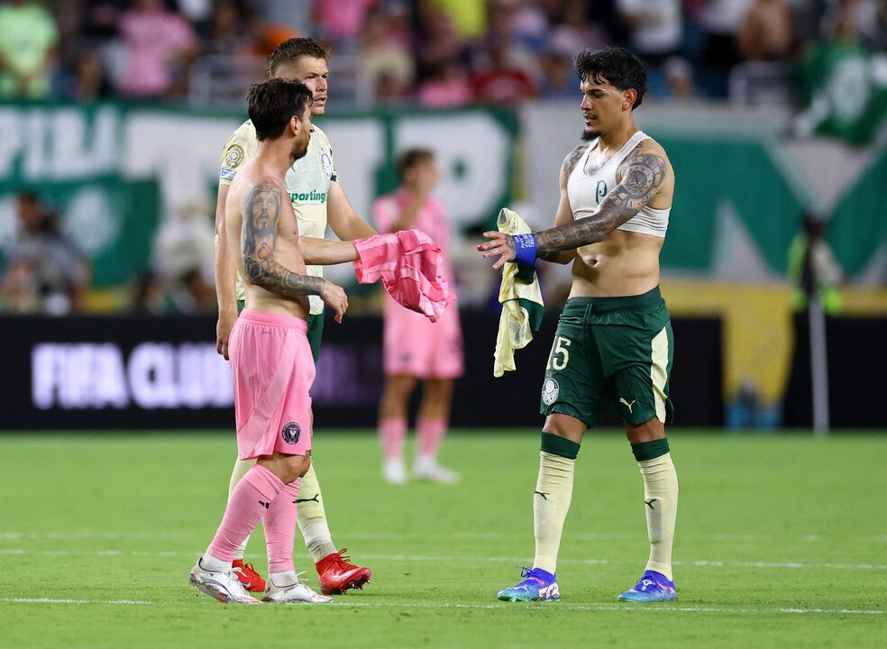Palmeiras players secure Messi's jersey