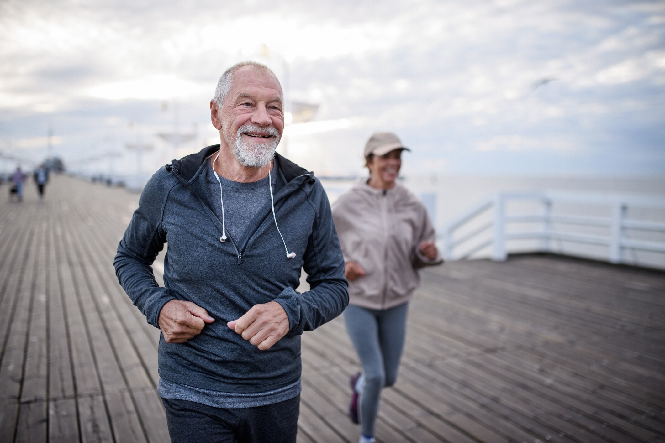 Alter Herr beim Joggen