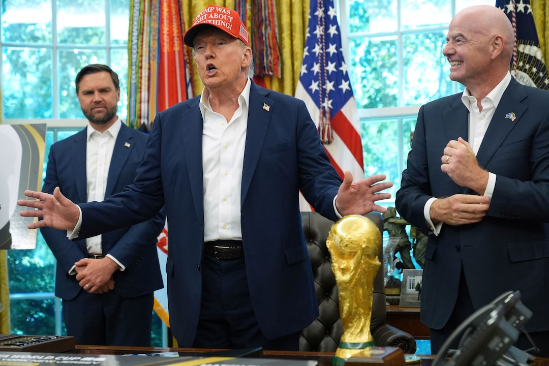 Trump fala, chefe da FIFA, Gianni Infantino (à direita), ri