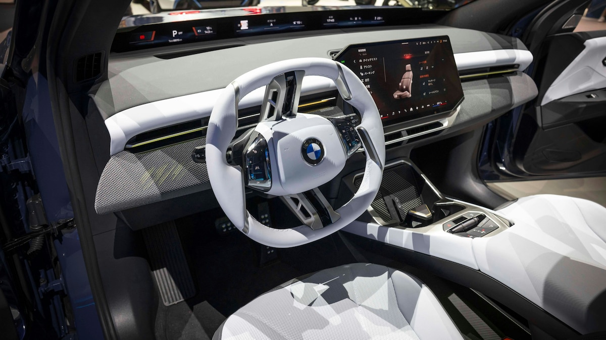 Moderne Armaturenbrett und Lenkrad eines Fahrzeugs