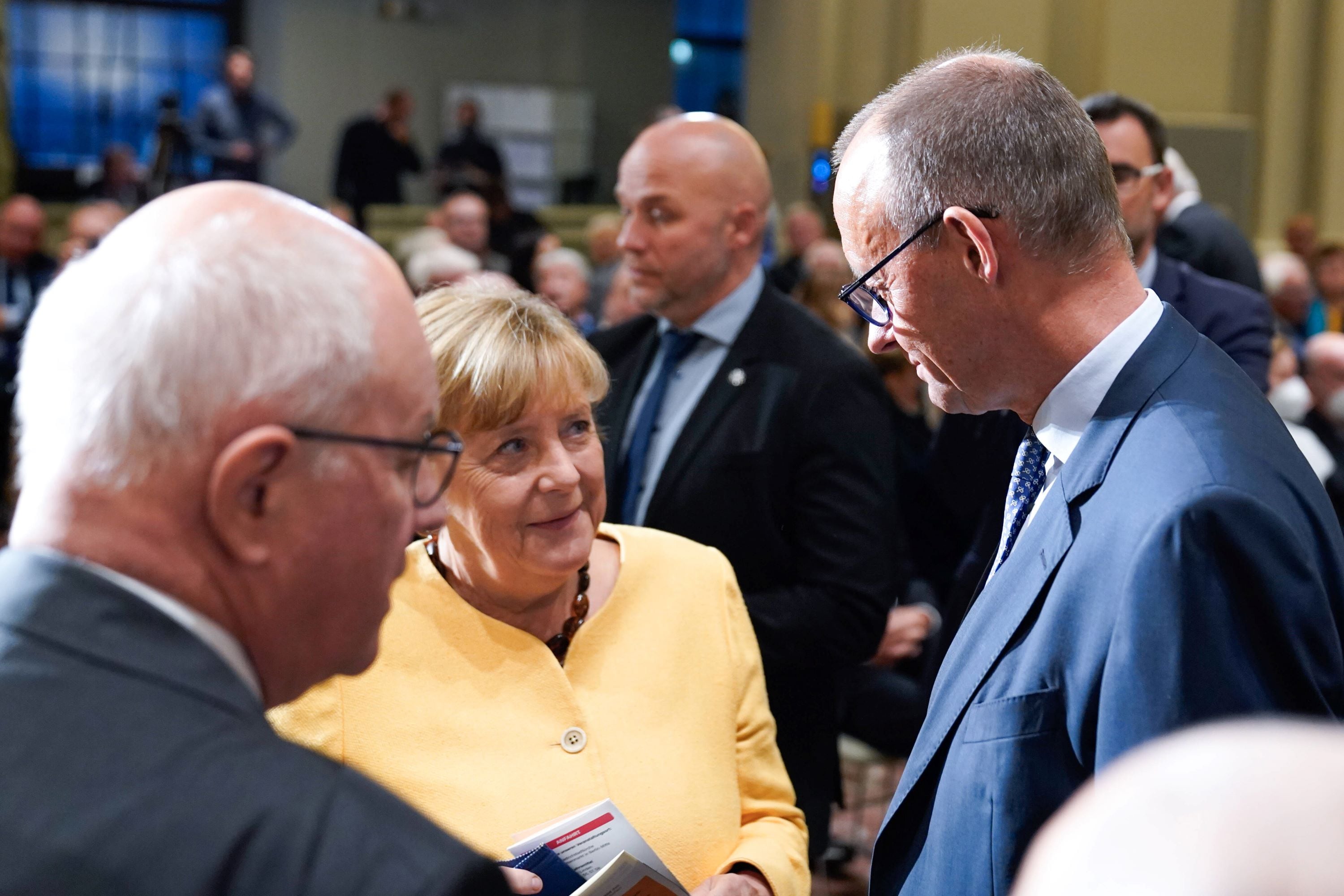 Altkanzlerin Angela Merkel im Gespräch mit Bundeskanzler Friedrich Merz (r)