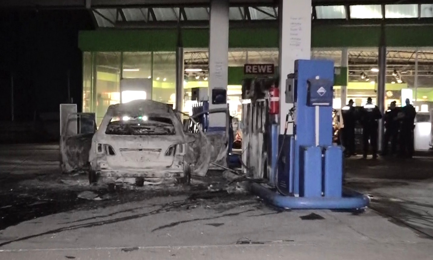Das brennende Auto an der Tankstelle.