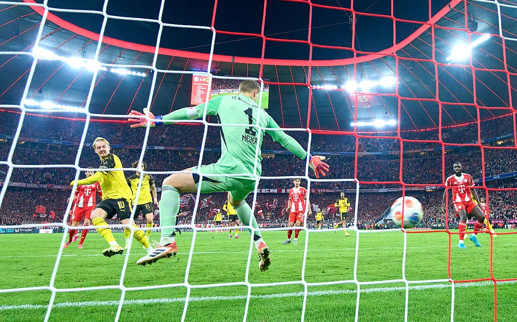 Dortmunds Julian Brandt (l.) trifft gegen Bayerns Manuel Neuer.