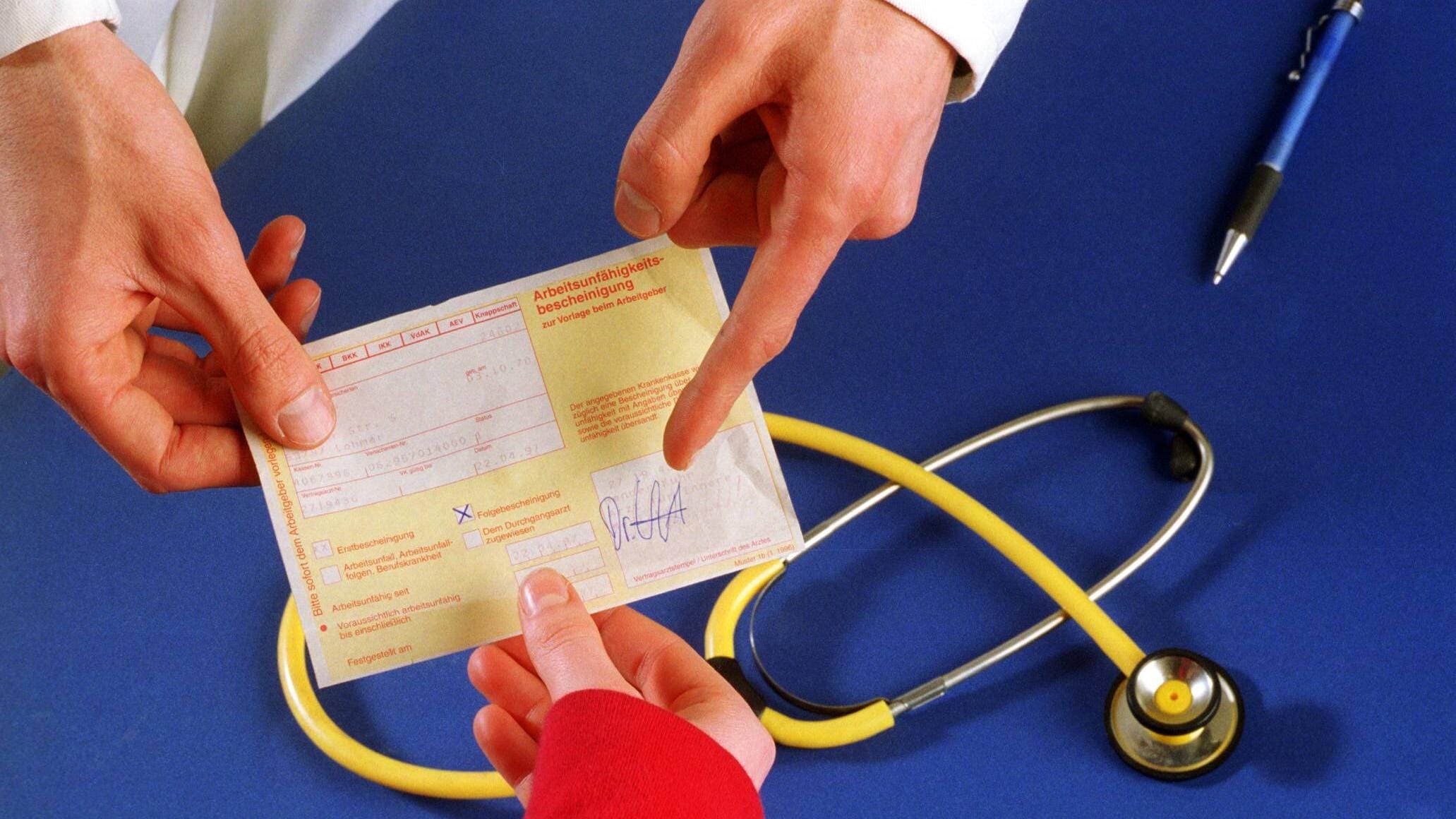Wie lange Sie nach einer Gebärmutterentfernung krankgeschrieben sind, hängt vom Gesundheitszustand nach der OP ab. Wir erklären Ihnen, wie lange Sie mindestens nicht arbeiten dürfen. … <a href="https://praxistipps.focus.de/gebaermutter-entfernen-wie-lange-sie-danach-krank-geschrieben-sind_129763"> ... mehr</a>