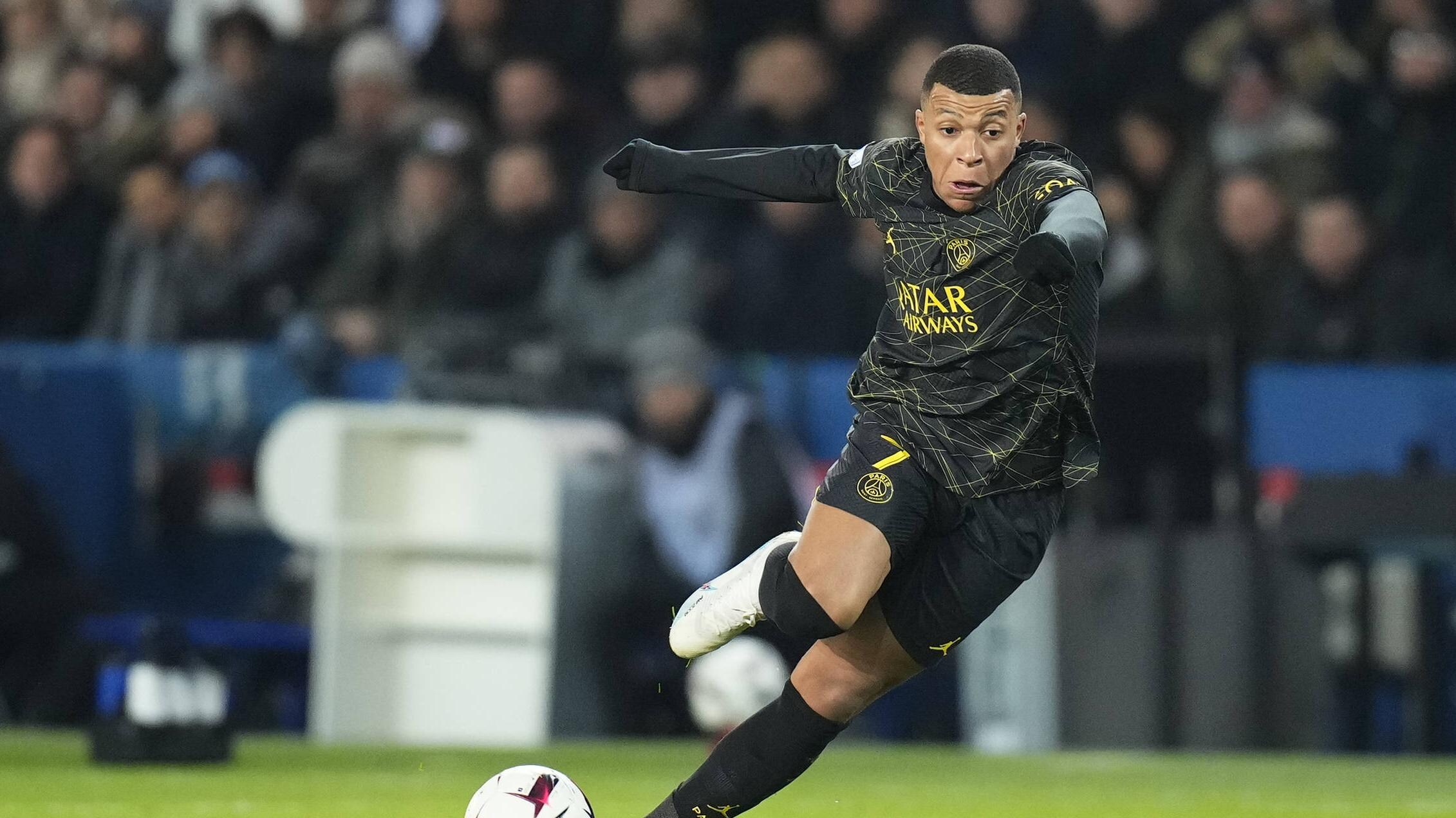 Der Franzose Kylian Mbappé ist als schnellster Fußballer der Welt bekannt. Doch auch andere beeindruckenden mit Höchstgeschwindigkeiten in kurzen Sprints. … <a href="https://praxistipps.focus.de/schnellster-fussballer-der-welt-diese-10-laufen-mit-top-speed_156761"> ... mehr</a>
