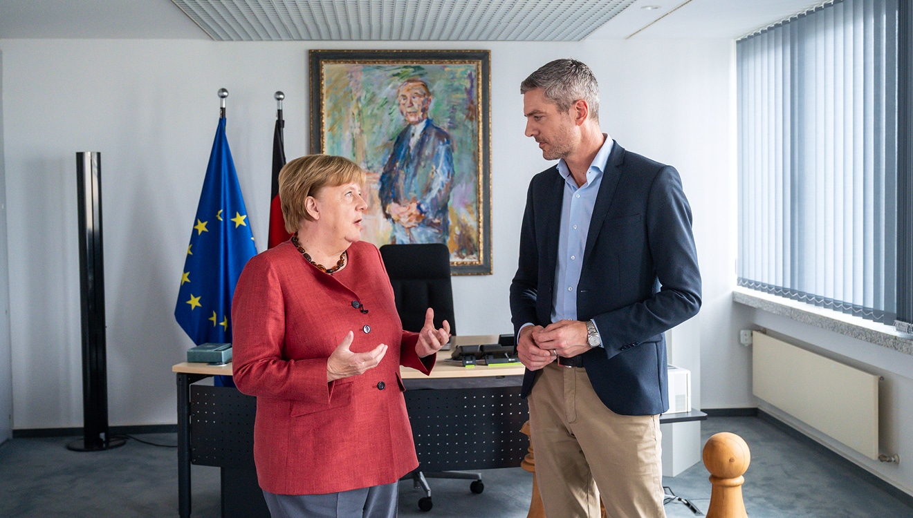 A ex-chanceler Merkel em conversa com o jornalista da ARD Ingo Zamperoni no documentário “O legado de Merkel – 10 anos de ‘Nós podemos fazer isso!’”