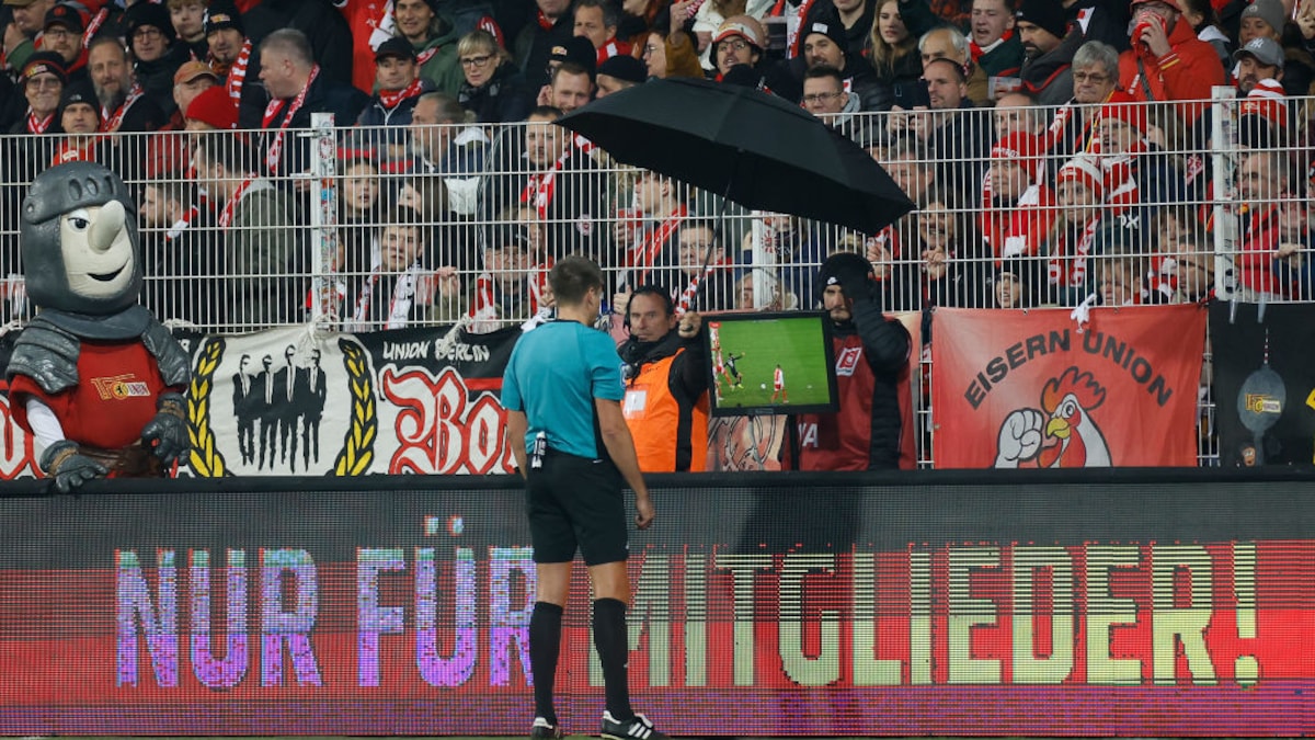 Ein Schiedsrichter sieht sich eine Szene am Video-Monitor an