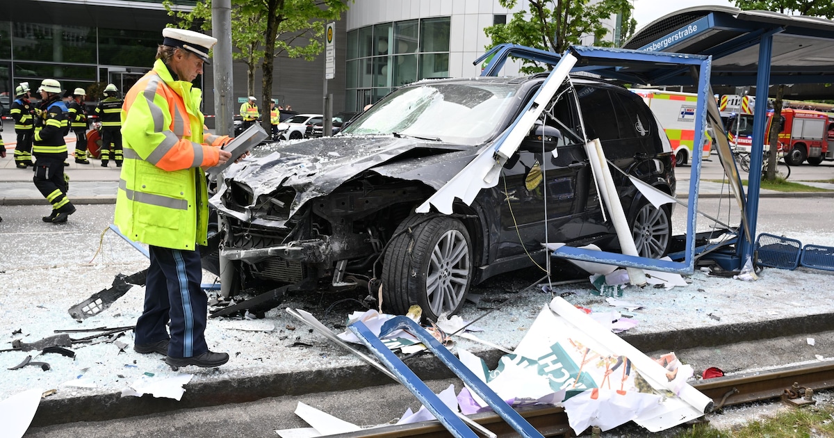 Major operation in Munich: Car crashes into bus stop, 7 injured