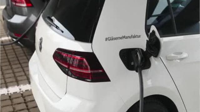Auto elettriche contro motori a combustione: quanto si risparmia davvero