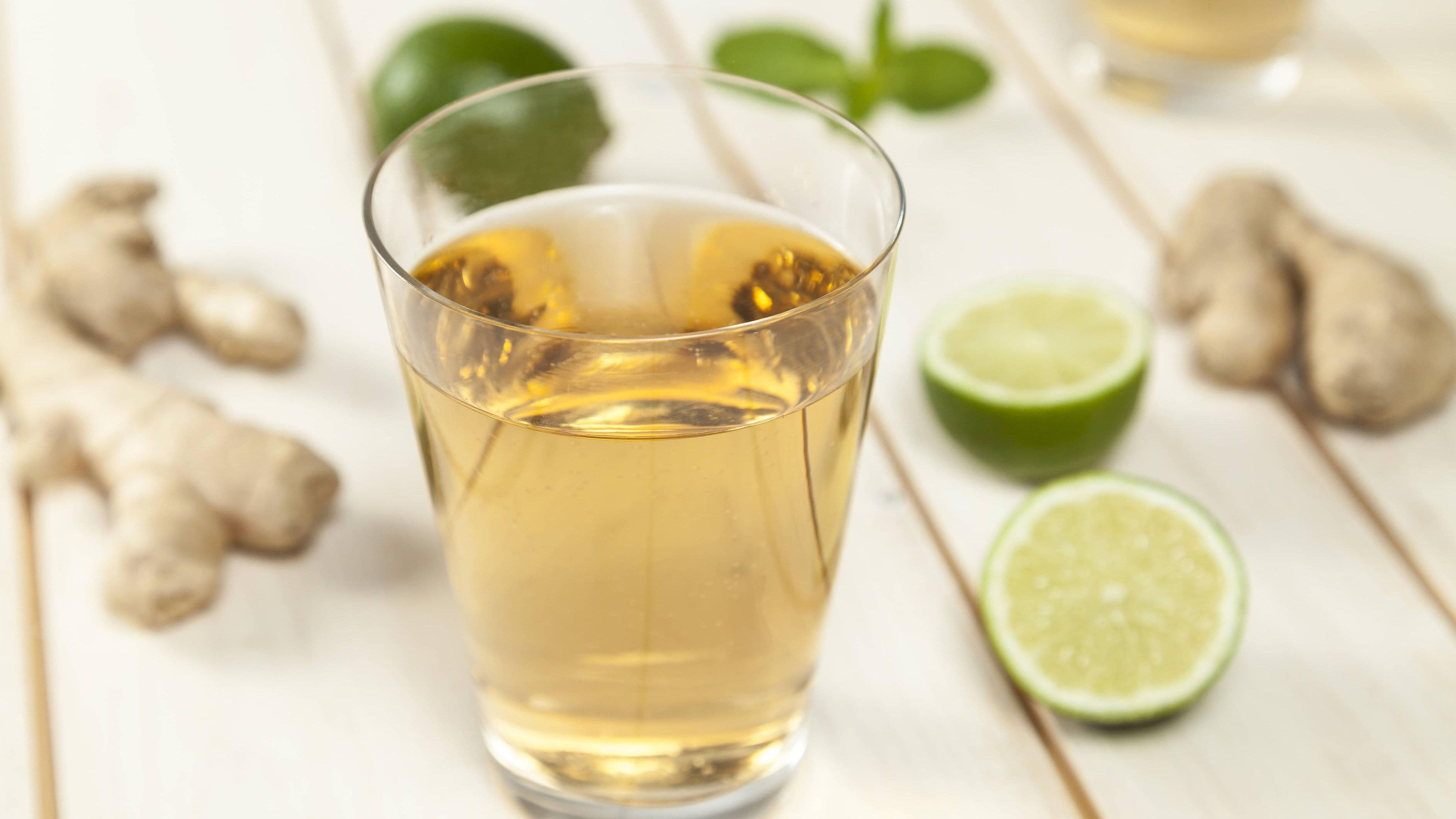 Ginger Ale und Ginger Beer enthalten beide Ingwer - so weit, so gut. Trotzdem unterscheiden sich die beiden Erfrischungsgetränke voneinander. … <a href="https://praxistipps.focus.de/ginger-ale-vs-ginger-beer-das-sind-die-unterschiede_119465"> ... mehr</a>